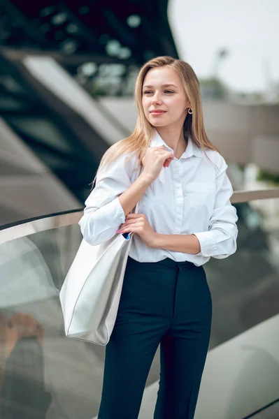 Business Woman Confident Young Business Woman Feeling Good — Stock Photo, Image