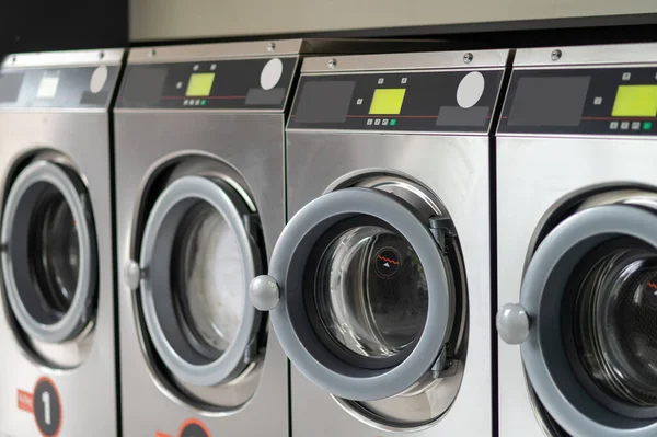 公共洗衣店的工业洗衣机 清洁服务 — 图库照片