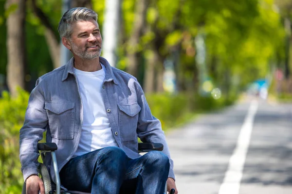 Tekerlekli Sandalyedeki Engelli Adam Günlük Giysiler Giyiyor Sokak Yolunda Gidiyor — Stok fotoğraf