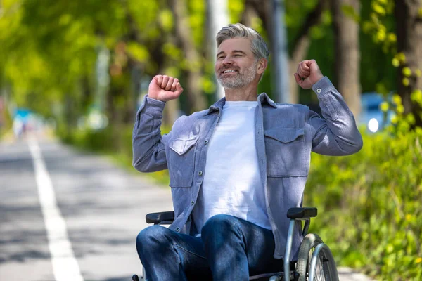 Hombre Paralítico Discapacitado Discapacitado Sentado Relajándose Silla Ruedas Parque Natural — Foto de Stock
