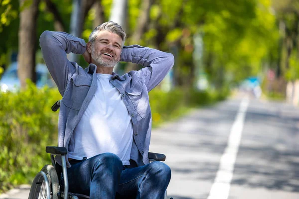 Engelli Engelli Bir Adam Doğa Parkında Tekerlekli Sandalyede Dinleniyor — Stok fotoğraf