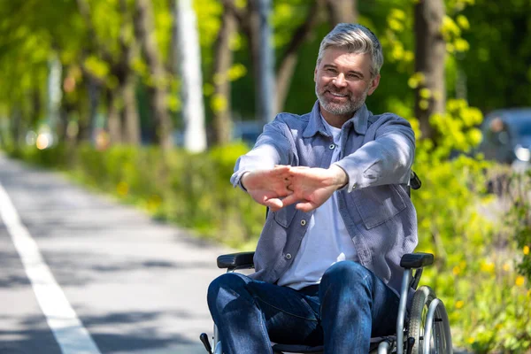 Engelli Engelli Bir Adam Doğa Parkında Tekerlekli Sandalyede Dinleniyor — Stok fotoğraf