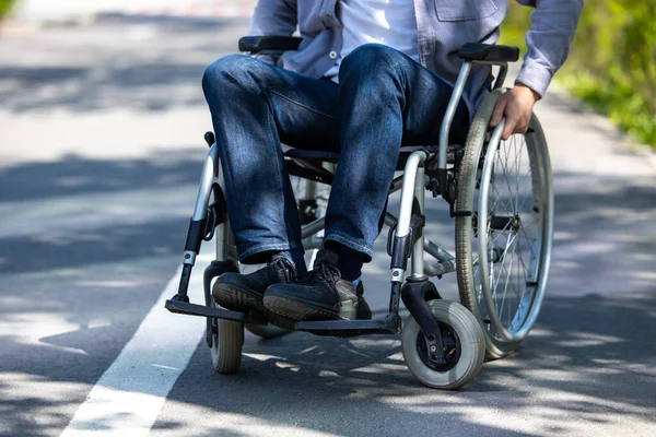 Parkta Tekerlekli Sandalyede Tanınmayan Yüzsüz Bir Adam — Stok fotoğraf