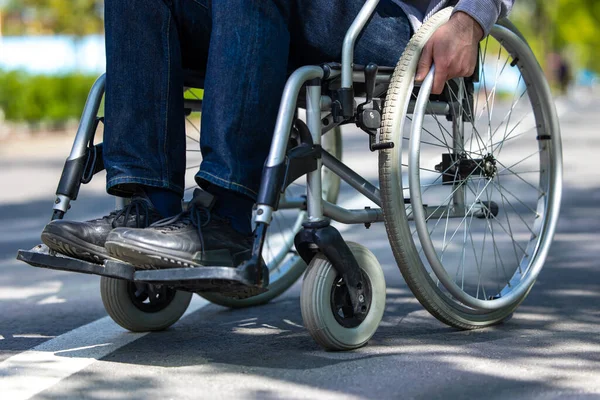 Parkta Tekerlekli Sandalyede Tanınmayan Yüzsüz Bir Adam — Stok fotoğraf