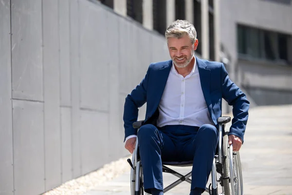 Hombre Pelo Gris Guapo Discapacitado Que Usa Traje Formal Silla —  Fotos de Stock