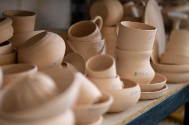 Stüdyoda çömlek rafı, yaratıcı mağaza kil ürünleri, atölyede koleksiyon ve sergi, küçük işletme ve perakende üretim atölyesi
