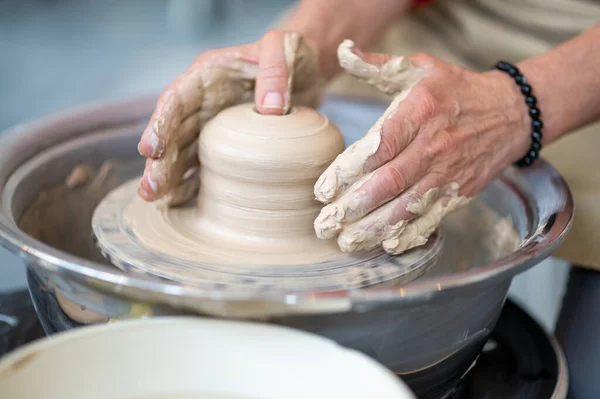 Unrecognizable Woman Working Potters Wheel Pottery Workshop Creating Clay Pot — Stock Photo, Image