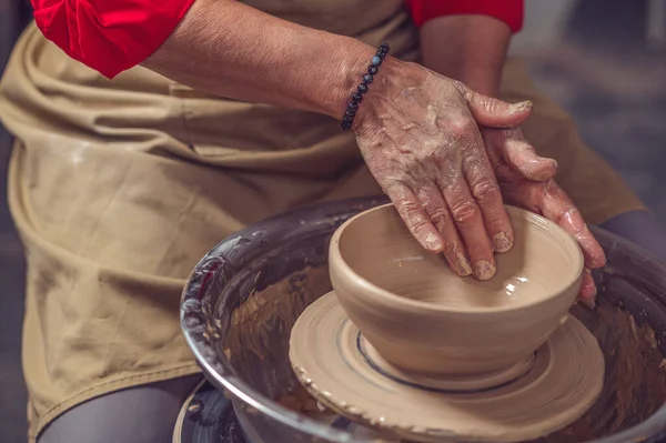 Unrecognizable Woman Working Pottery Wheel Sculpting Clay Plate — Stock Photo, Image