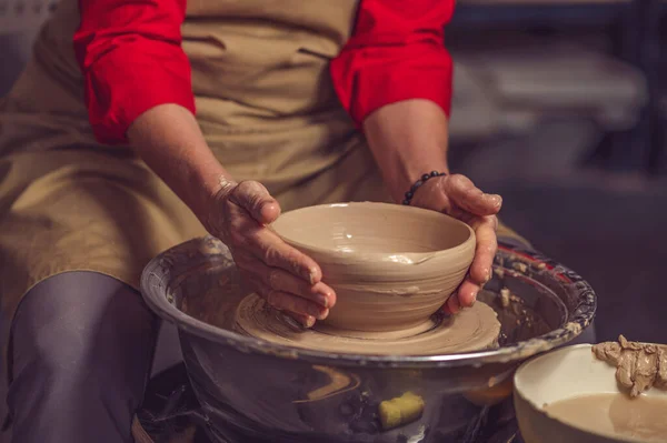 Tanınmayan Kadın Çömlekçi Kilden Güzel Bir Tabak Yapıyor Elleriyle Sanat — Stok fotoğraf