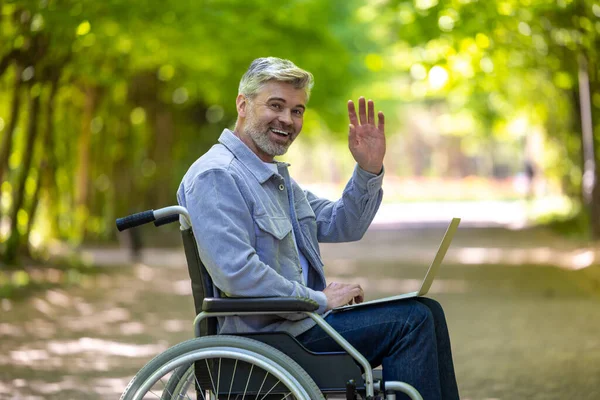 Tekerlekli Sandalyedeki Gri Saçlı Adam Parkta Online Için Dizüstü Bilgisayar — Stok fotoğraf