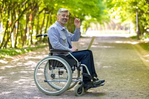 Gri Saçlı Engelli Tekerlekli Sandalyede Serbest Çalışan Günlük Giysiler Giyen — Stok fotoğraf