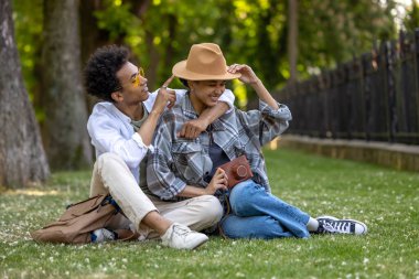 Parkta. Genç çift parkta birlikte vakit geçirirken mutlu görünüyor.