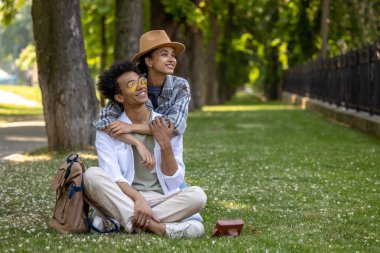 Parkta. Genç çift parkta birlikte vakit geçirirken mutlu görünüyor.