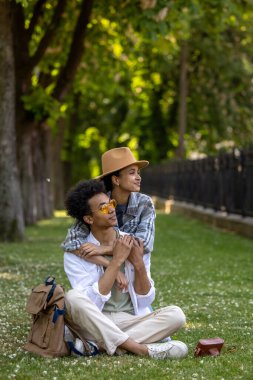 Parkta. Genç çift parkta birlikte vakit geçirirken mutlu görünüyor.