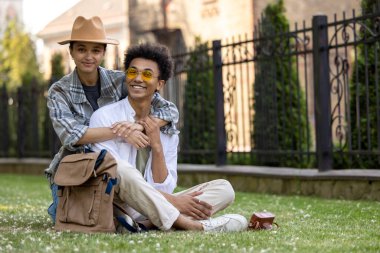 Mutlu insanlar. Sevimli kız erkek arkadaşına sarılıyor ve ikisi de mutlu görünüyor.