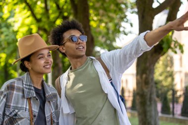 Özgürlük için. Parkta yürüyen ve kaygısız görünen iki genç insan.