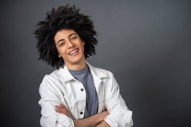 Kendine güven. Beyaz gömlekli, koyu saçlı, kendinden emin genç bir adam.