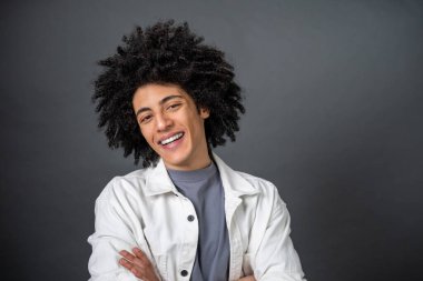 Kendine güven. Beyaz gömlekli, koyu saçlı, kendinden emin genç bir adam.