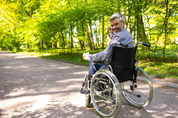 Yakışıklı Gri Saçlı Tekerlekli Sandalyede Sakat Bir Adam Parkta Boş — Stok fotoğraf