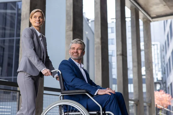 Blondýny Žena Pomáhá Muž Obchodní Partner Invalidním Vozíku Jít Kanceláře — Stock fotografie