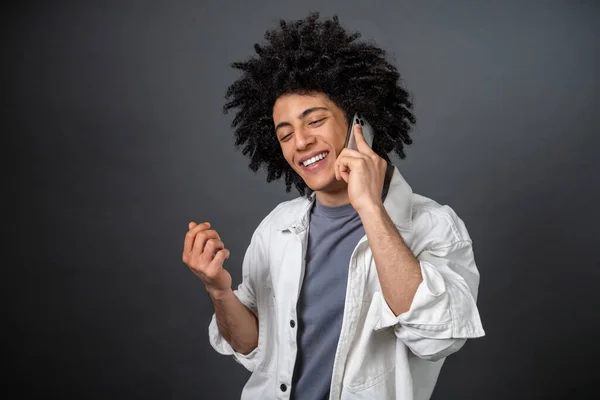 Panggilan Telepon Pria Muda Berambut Keriting Berbicara Telepon Dan Tampak — Stok Foto