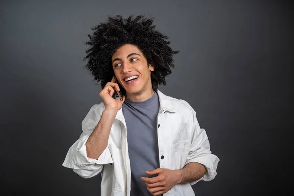 Panggilan Telepon Pria Dengan Kemeja Putih Berbicara Telepon Dan Tersenyum — Stok Foto