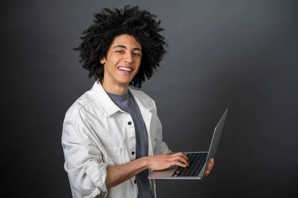 Digital Nomad Freelance Muda Dengan Laptop Dengan Latar Belakang Abu — Stok Foto