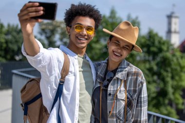 Selfie. Genç turistler selfie çekiyor ve gülümsüyor.