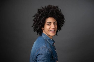 İyi hissediyorum. Memnun gülümseyen adam mutlu ve mutlu görünüyor.