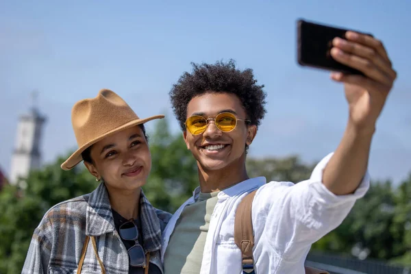 Tomando Una Foto Joven Linda Pareja Turistas Haciendo Selfie Sonriendo —  Fotos de Stock