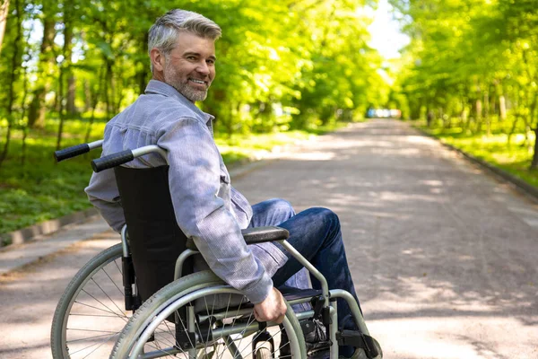 Yakışıklı Gri Saçlı Tekerlekli Sandalyede Sakat Bir Adam Parkta Boş — Stok fotoğraf
