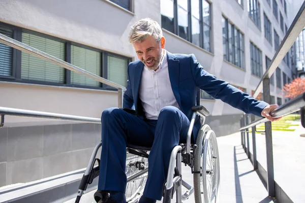 Beyaz Saçlı Resmi Giysili Yetişkin Adamı Tekerlekli Sandalye Rampasında Çalışıyor — Stok fotoğraf