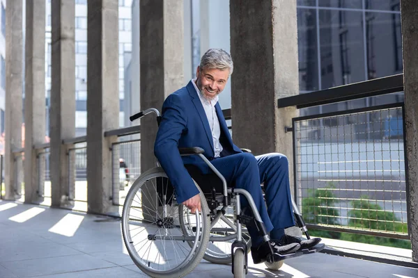 Gülümseyen Gri Saçlı Engelli Adam Tekerlekli Sandalye Şehrinin Arka Planında — Stok fotoğraf