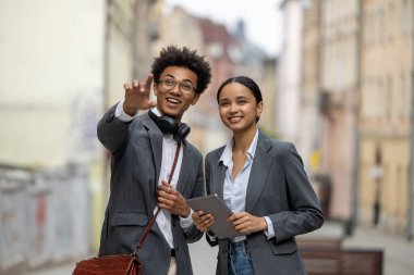 İşten sonra. İşten sonra eve gidip bir şeyi tartışan arkadaşlar.