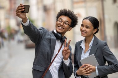 Selfie. İki iş adamı birlikte selfie çekiyor ve halinden memnun görünüyorlar.