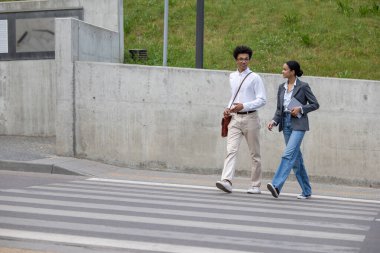 Karşıdan karşıya geçiyordum. Genç çift konuşuyor ve caddeyi geçiyor.