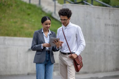 Sohbet. Sokaktaki genç insanlar konuşuyor ve olaya dahil.