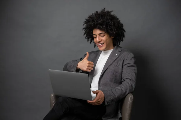 Een Werkdag Curly Haired Jonge Manager Werken Laptop — Stockfoto