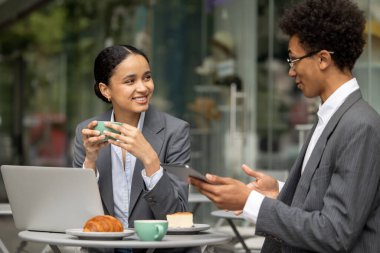 Tartışma. İki iş adamı bir şey tartışıyor ve ilgili görünüyor.