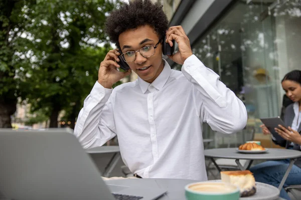 Távolról Dolgozz Fiatal Üzletember Fülhallgatóval Távolról Dolgozik Elégedettnek Tűnik — Stock Fotó