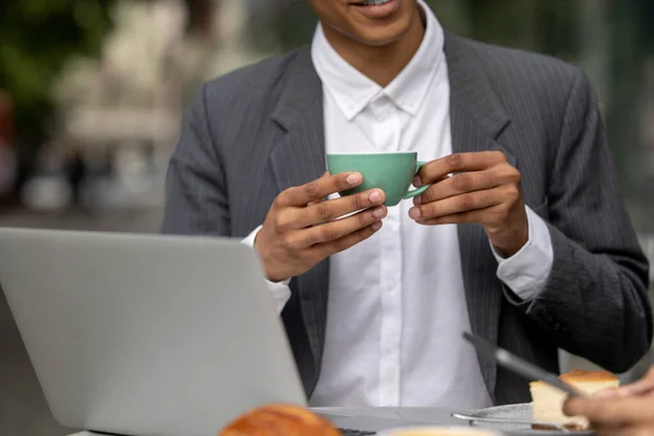 Üzleti Reggeli Közelkép Egy Férfiról Egy Csésze Kávéval Kezében — Stock Fotó