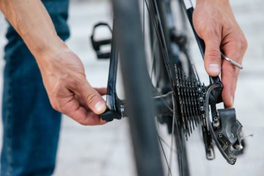 Motosiklet lastiği sorunu. Motorsiklet lastiğiyle ilgili bir sorunu gidermek için erkek ellerine yaklaş.