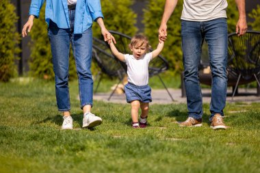 Parkta yürü. Parkta çocuklarıyla oynayan sevimli bir aile.