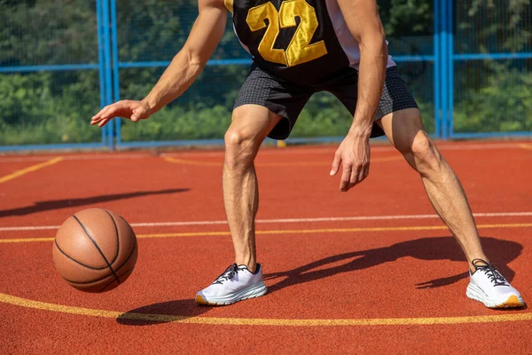 Piernas Musculares Jugador Baloncesto Irreconocible Entrenando Una Cancha Aire Libre — Foto de Stock