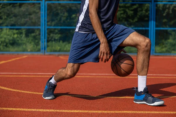 屋外コートでの認識できないバスケットボール選手のトレーニングの筋肉の足 コピースペース — ストック写真