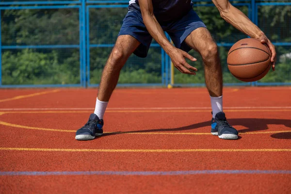 Piernas Musculares Jugador Baloncesto Irreconocible Entrenando Una Cancha Aire Libre — Foto de Stock
