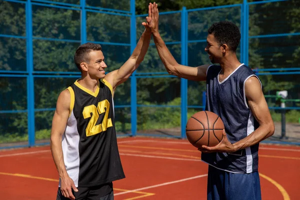 Atletische Mannen Vrienden Basketbalveld Geven High Five — Stockfoto