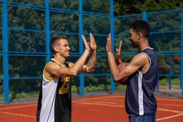 Sportliche Männerfreunde Auf Basketballplatz Und Geben High Five — Stockfoto