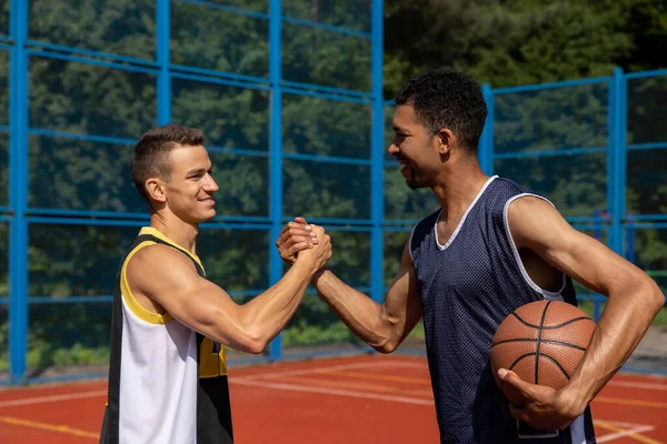 Atletische Mannen Vrienden Basketbalveld Hand Schudden — Stockfoto