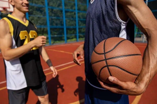 Atletik Erkek Arkadaşlar Basketbol Sahasında Yumruk Tokuşturma — Stok fotoğraf